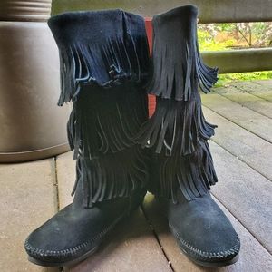 ⚠️SOLD⚠️Minnetonka black fringe tiered boots